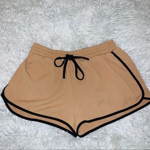 Tan stretchy waistband. Very soft material 🤎🖤